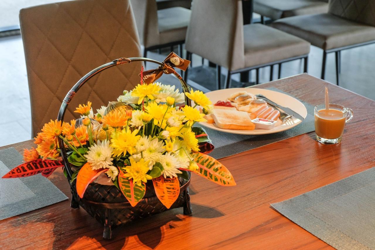 The Glory Gold Hotel Khao Lak Bagian luar foto
